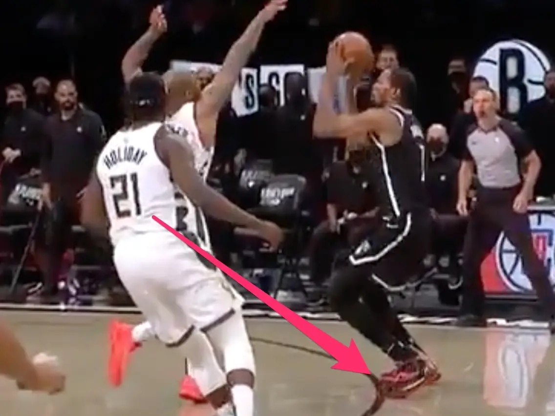  踩線！杰威：我是籃網(wǎng)的球迷 很不幸KD鞋子尺碼大了一點(diǎn)點(diǎn)