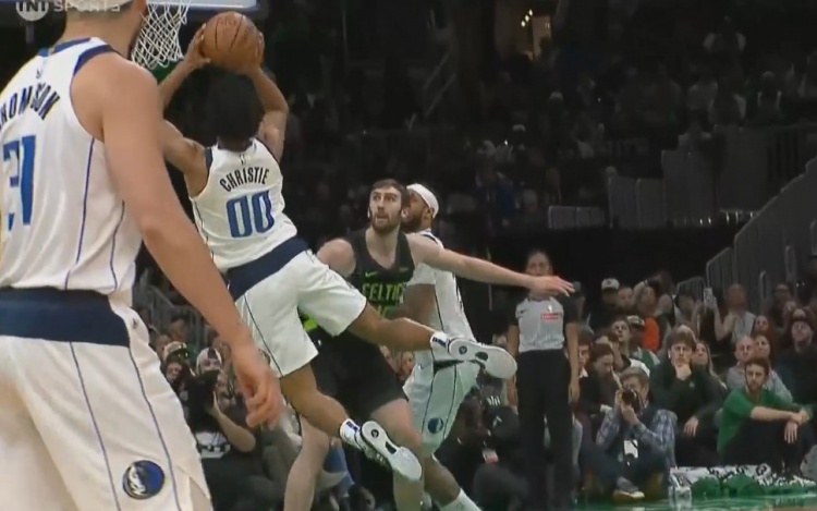  乘勝追擊！克里斯蒂突到內(nèi)線失衡拋投打進(jìn)還有加罰