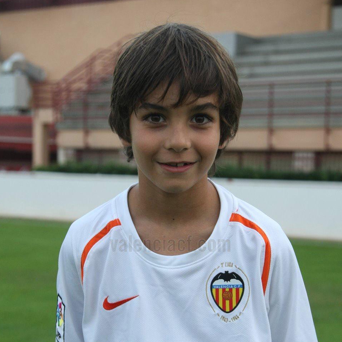  重情義！費(fèi)蘭7歲開(kāi)始在瓦倫青訓(xùn)營(yíng)成長(zhǎng)，今日戴帽沒(méi)慶祝&紀(jì)念災(zāi)民