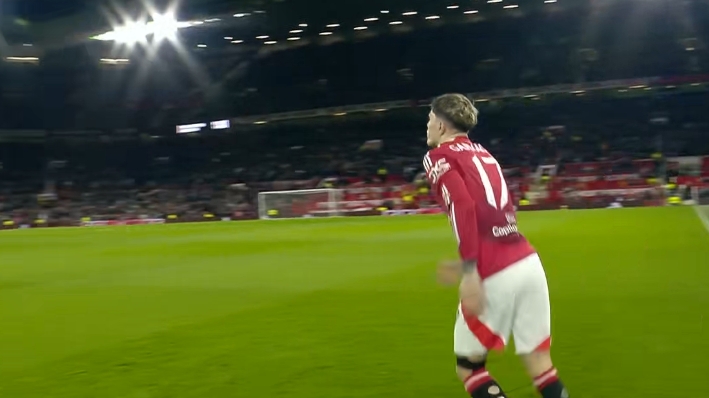  曼聯(lián)半場調(diào)整，多古被換下加納喬登場