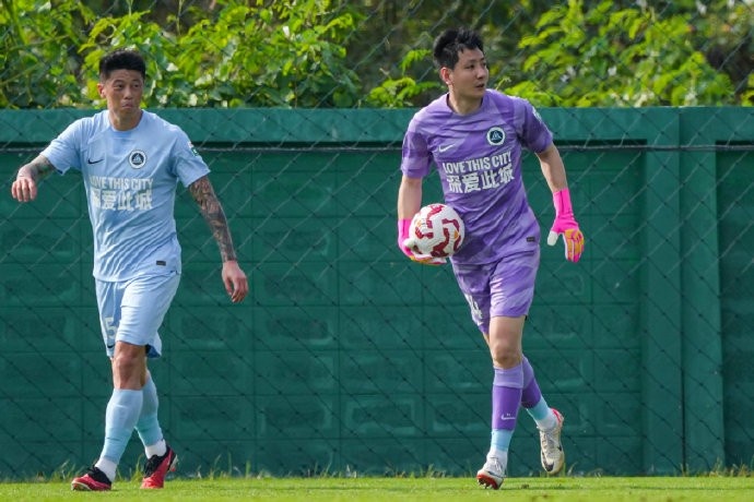  深圳新鵬城在泰國(guó)冬訓(xùn)期間迎來(lái)了第二場(chǎng)熱身賽，對(duì)陣北京國(guó)安