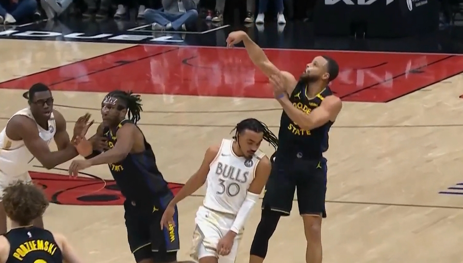  咔咔追分！庫里第三節(jié)已砍16分 24分分差追到只剩2分！