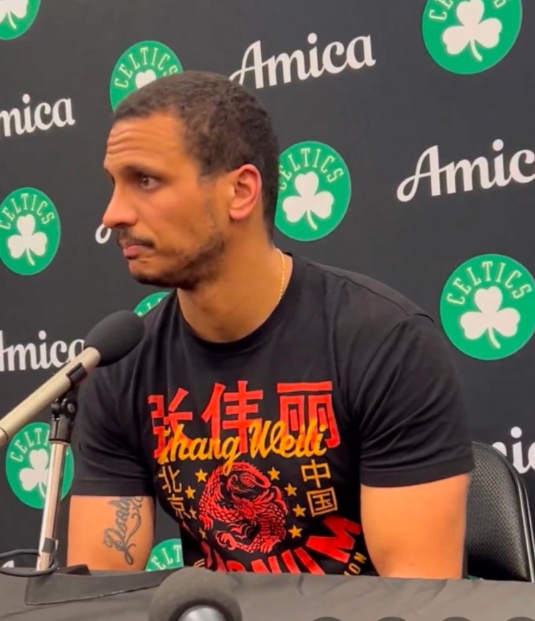  衛(wèi)冕金腰帶！馬祖拉身穿印有“張偉麗”字樣的T恤接受采訪