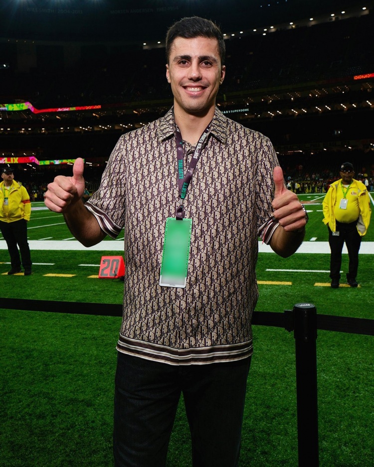  羅德里現(xiàn)場(chǎng)觀看NFL超級(jí)碗，據(jù)悉曼城派理療師陪同