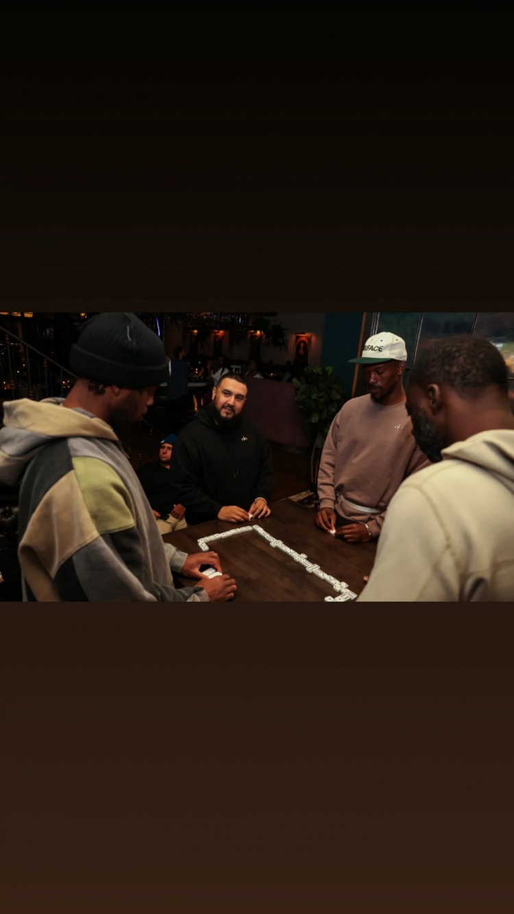  完美融入！巴特勒與新隊友追夢&希爾德一起玩牌 并觀看超級碗