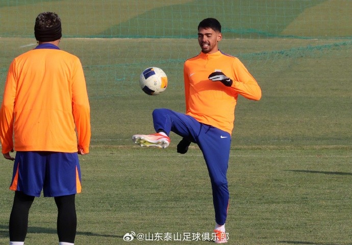  山東泰山隊在基地內進行賽前官方訓練，積極備戰(zhàn)亞冠精英聯(lián)賽