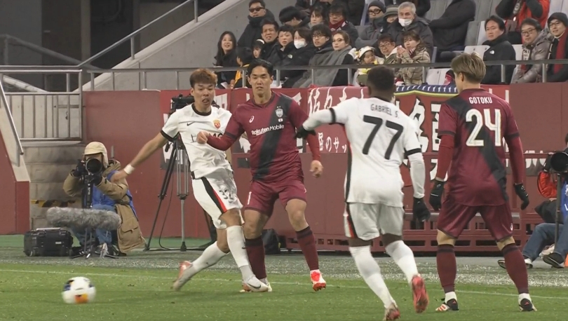  早早吃牌！李帥一腳踩到武藤嘉紀腳面，開場7分鐘染黃