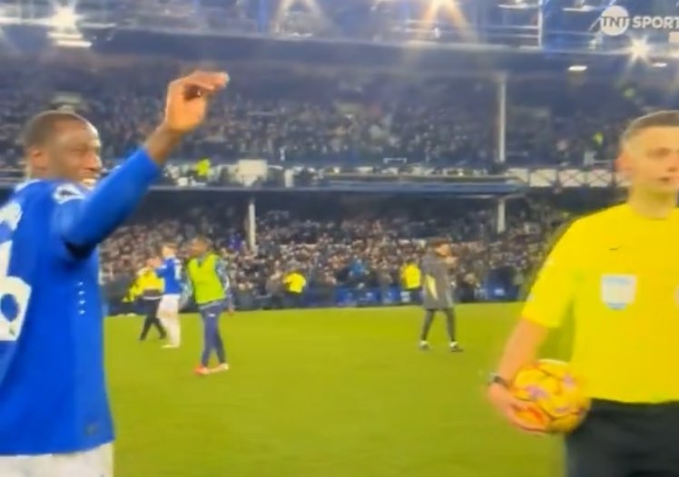  上頭！杜庫雷染紅后依舊興奮，面帶笑容和范迪克互噴&讓后者閉嘴