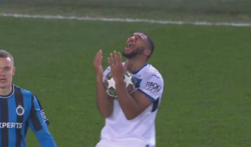  逆天！希恩揮臂誤打?qū)κ直慌悬c(diǎn)&跪地捂臉吶喊，真藍(lán)黑遭補(bǔ)時(shí)絕殺