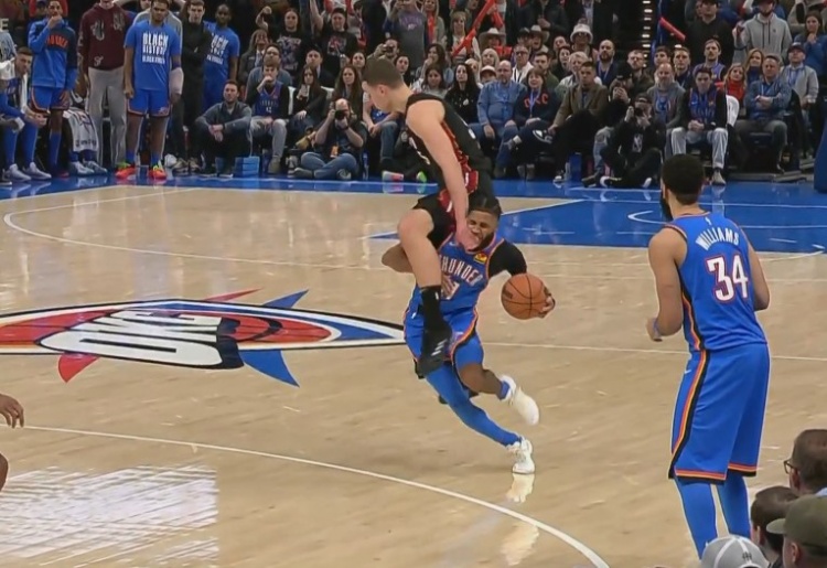  “兩敗俱傷”！喬點(diǎn)飛約維奇 后者大腿撞前者肩膀后雙雙受傷