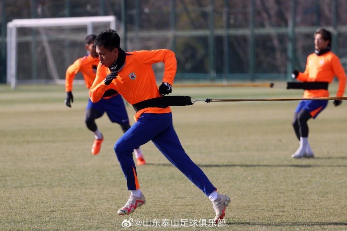  山東泰山下午在基地內(nèi)進(jìn)行了集中后訓(xùn)練，積極備戰(zhàn)蔚山現(xiàn)代