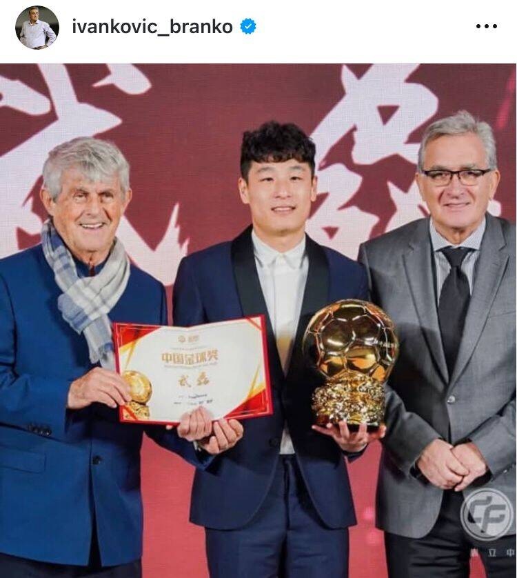  出席中國(guó)金球獎(jiǎng)?lì)C獎(jiǎng)儀式，伊萬(wàn)曬與武磊、米盧同框照片