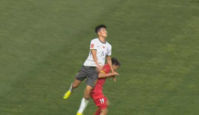  有犯規(guī)嫌疑！彭嘯爭頂被“抬轎”裁判未吹，國青被扳1球仍3-2領(lǐng)先