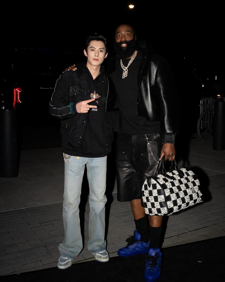  分別與王鶴棣、林書(shū)豪合影 還與申京同框！哈登曬照：全明星