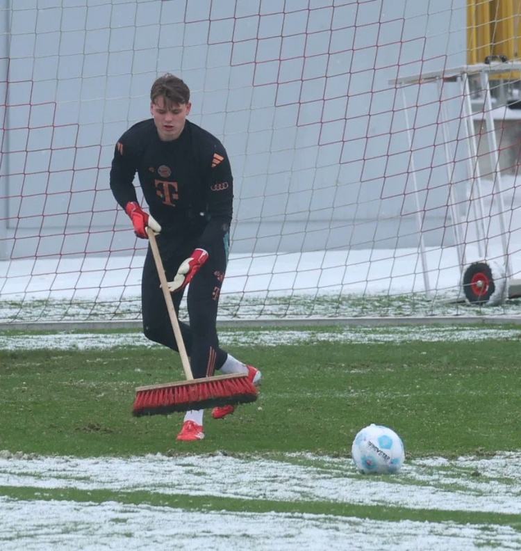  圖片報(bào)：孔帕尼在榜首戰(zhàn)后為全隊(duì)放假1天，烏爾比希獨(dú)自掃雪加練