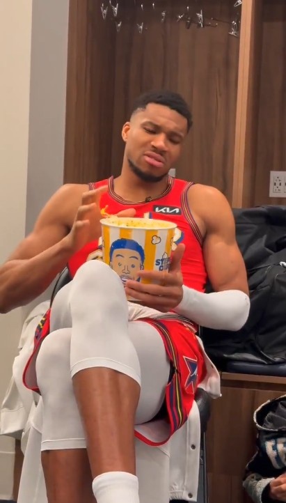  字母哥更衣室吃“庫(kù)里爆米花”！打趣道：吃這個(gè)能讓你投籃更準(zhǔn)？