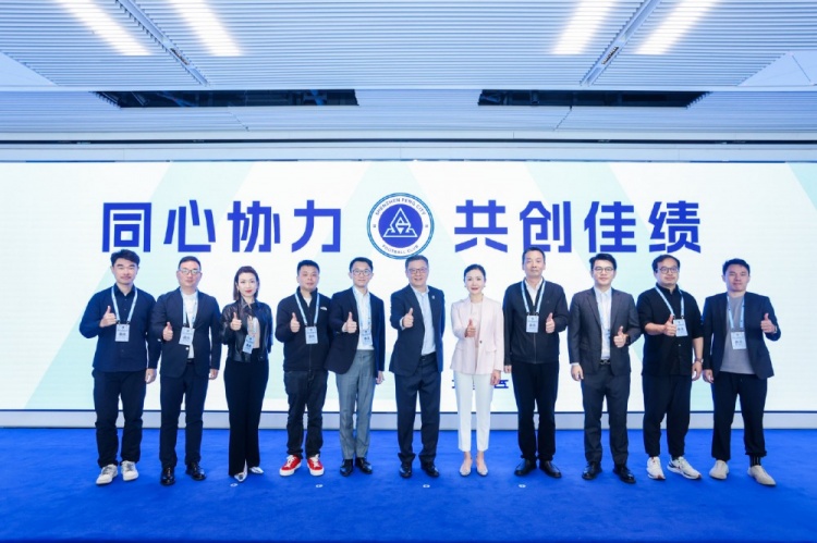  足球報：10家企業(yè)捧場新賽季出征儀式，深圳新鵬城進一步做強做優(yōu)