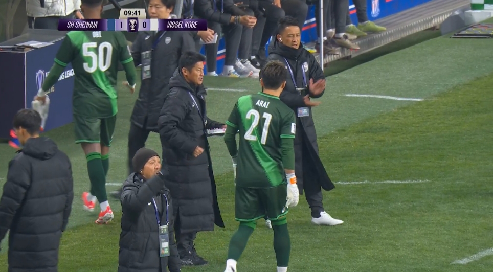  申花7分鐘多打一人！神戶門將出擊至禁區(qū)外撞倒路易斯，吃到紅牌