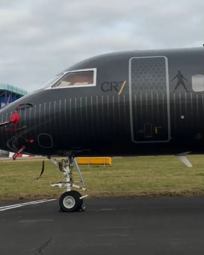  太陽報(bào)：C羅私人飛機(jī)因故障滯留曼徹斯特機(jī)場，飛機(jī)舷窗出現(xiàn)裂痕