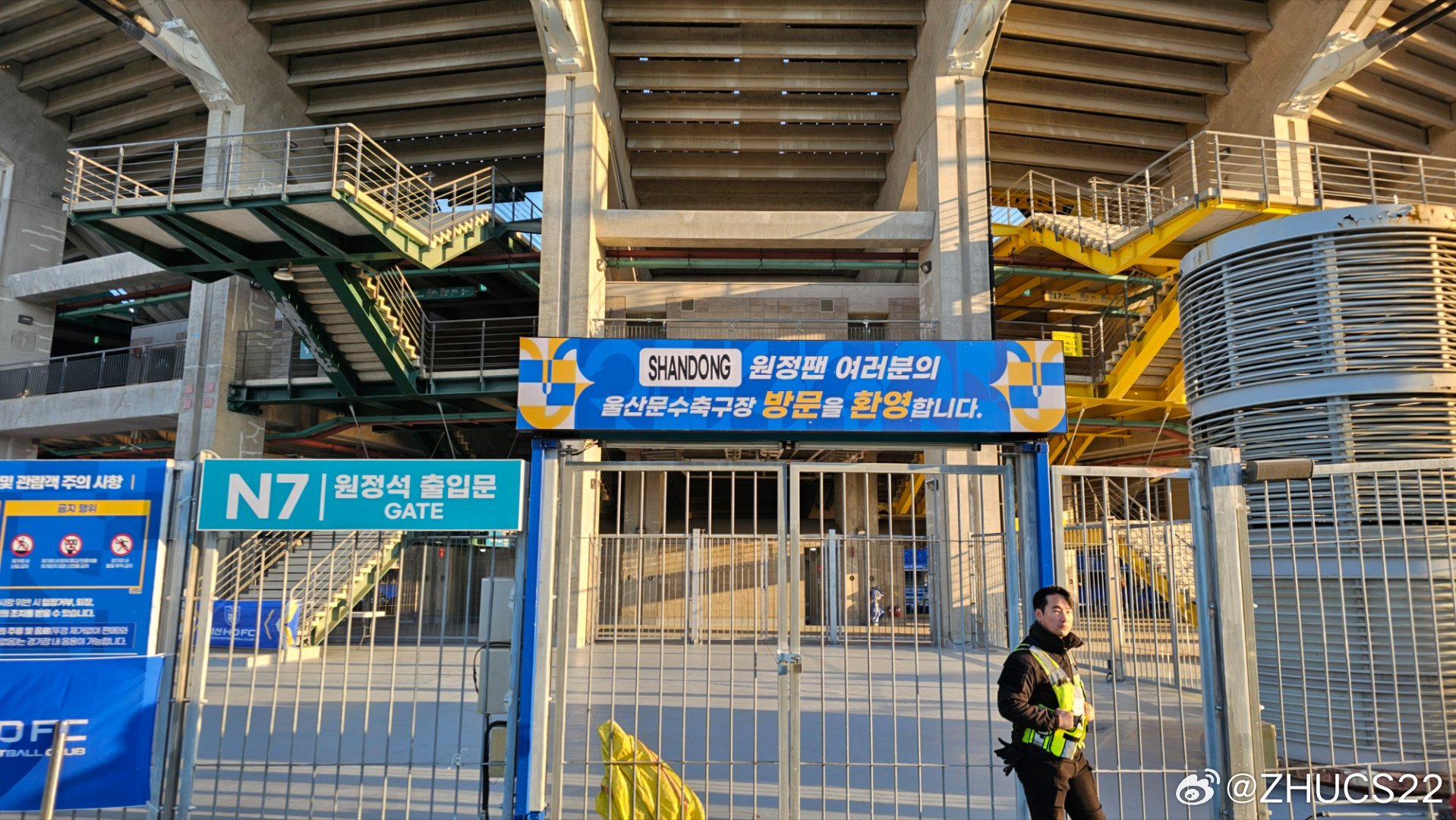  博主：蔚山現(xiàn)場(chǎng)工作人員、轉(zhuǎn)播車、安保在準(zhǔn)備撤場(chǎng)，場(chǎng)外一片安靜