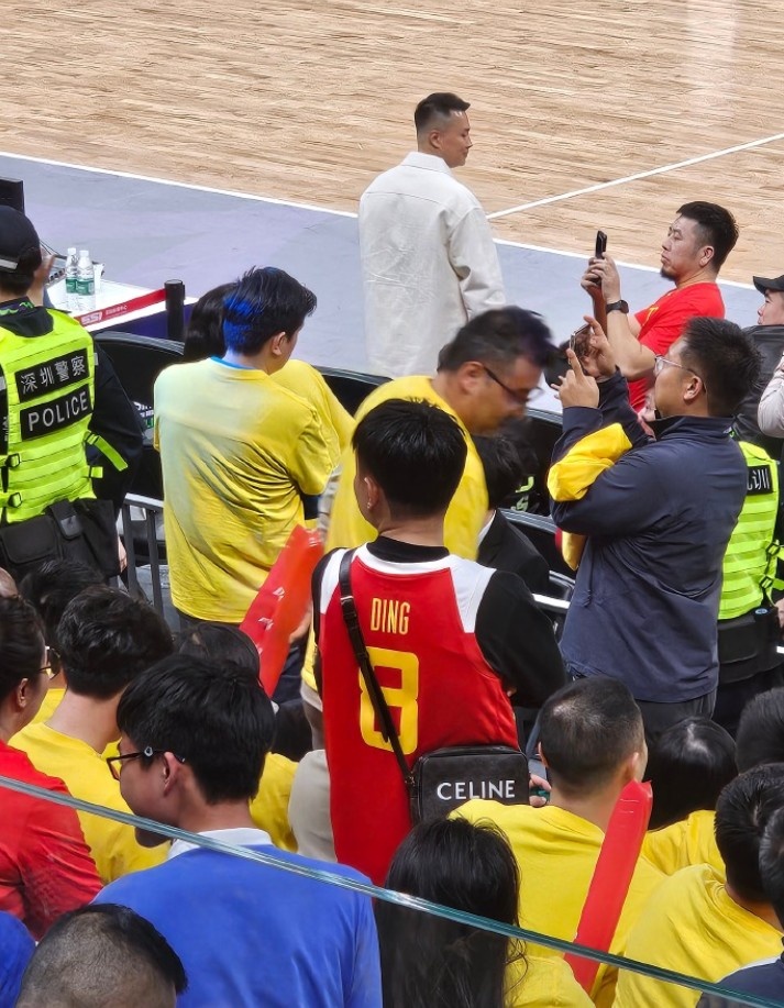  有球迷身穿丁彥雨航的8號戰(zhàn)袍！趙探長：仍然有人記得你的傳說