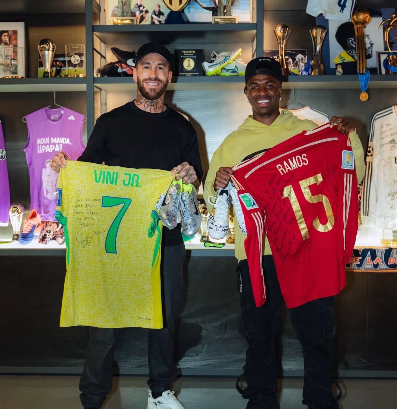  傳承！維尼修斯拜訪皇馬傳奇拉莫斯，兩人交換國(guó)家隊(duì)球衣