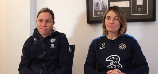  切爾西女足主帥宣布與前隊(duì)友&助教戀愛13年，兩人有4個(gè)孩子