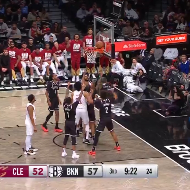  高處不勝寒？米切爾上籃不中 但球在筐上旋轉(zhuǎn)停留許久才落下