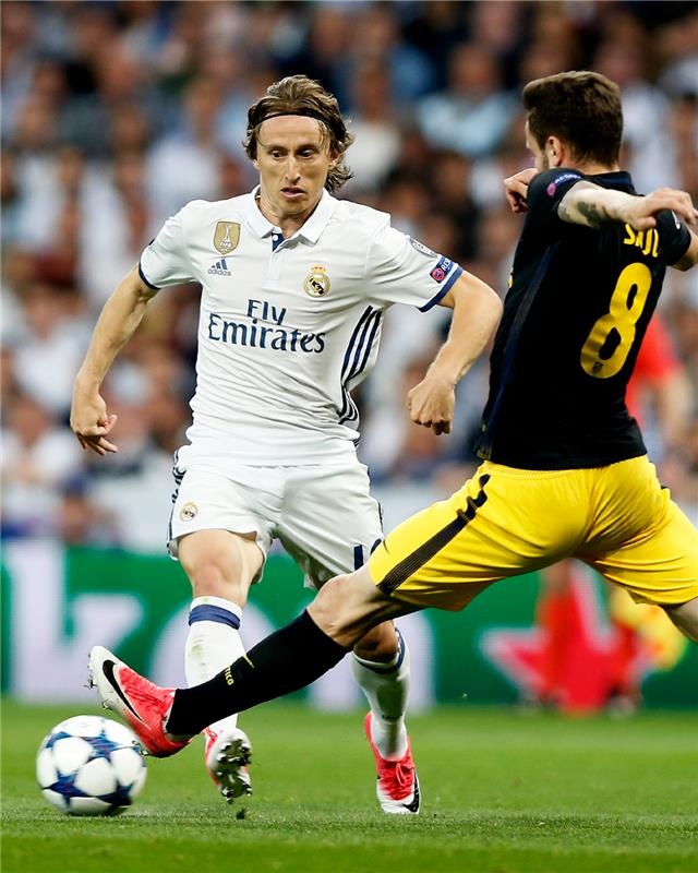  歐冠馬德里內(nèi)戰(zhàn)！皇馬官推曬圖：莫德里奇vs薩烏爾