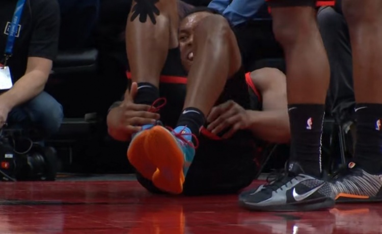  又雙傷了！斯科蒂-巴恩斯落地腳尖與莫格博對(duì)了一下 崴腳回更衣室