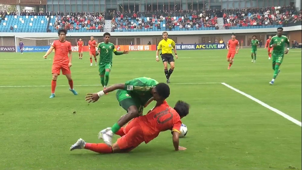  裁判沒(méi)有表示！蒯紀(jì)聞禁區(qū)內(nèi)被沙特球員“摁倒”，裁判示意沒(méi)犯規(guī)