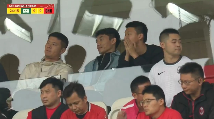  支持小老弟！鄭智、黃博文現(xiàn)身看臺(tái)觀戰(zhàn)國(guó)青“沖世戰(zhàn)”