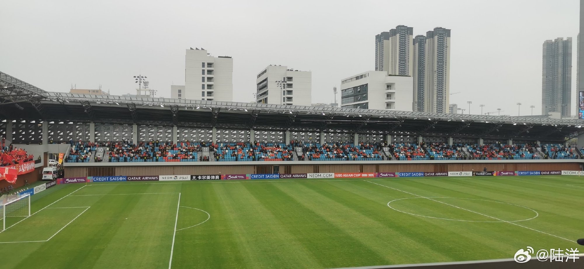  180賣2000?。繃噘惽艾F(xiàn)場空座不少，此前開票1分鐘內(nèi)秒售罄