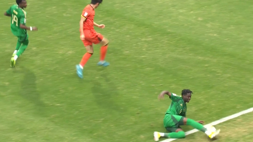  明顯出界??！沙特后衛(wèi)鏟球撈回，比賽進行10秒后主裁判才改判