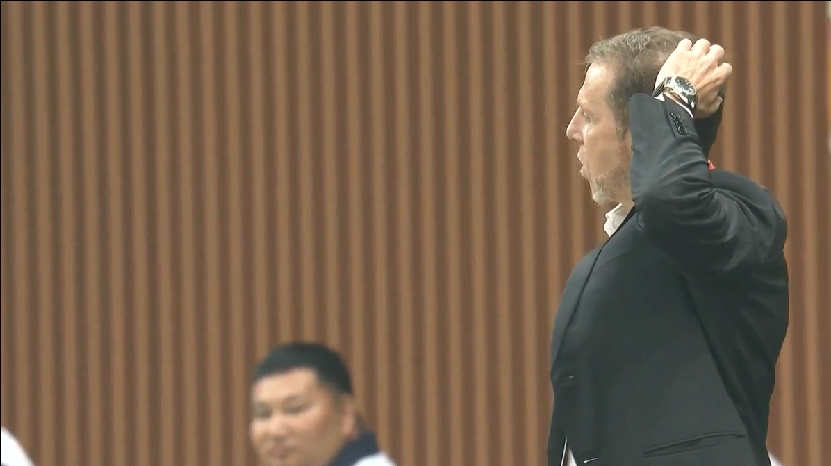  國青失點瞬間：主帥久爾杰維奇撓頭，看臺球迷集體抱頭