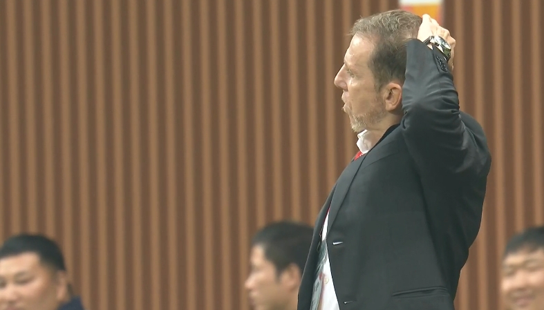  記者：一般點球主罰成功不會換人，可能久帥考慮打?qū)Ψ酱胧植患埃? class=