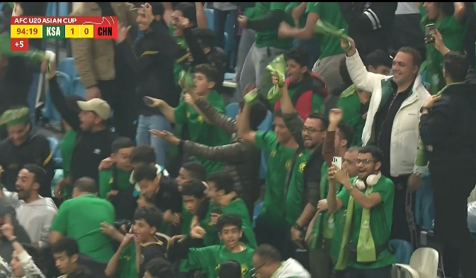  進(jìn)球后，客隊(duì)沙特球迷直接沸騰了