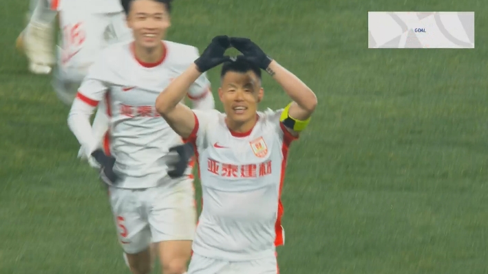  36歲譚龍門前抽射得手！蔣圣龍解圍失誤摔倒，亞泰1-1扳平申花！