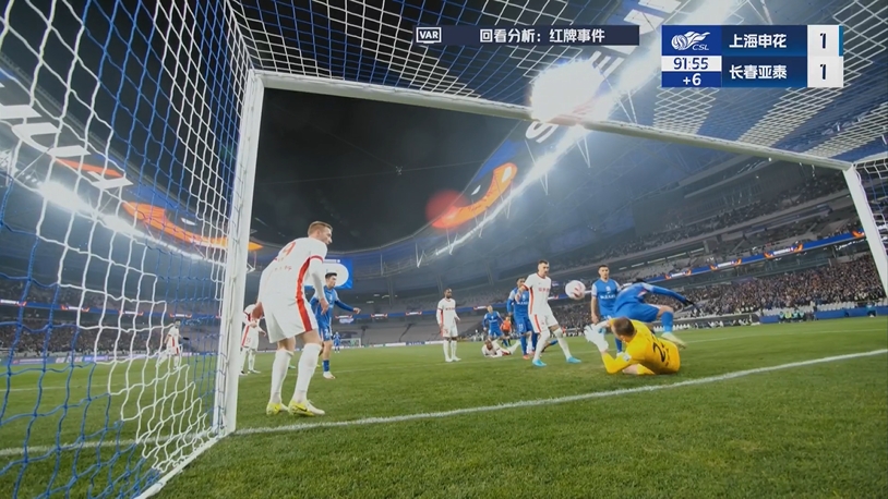  引爭議！蔣圣龍踩到吳亞珂&后者痛苦捂腿，主裁親自回看VAR出黃牌