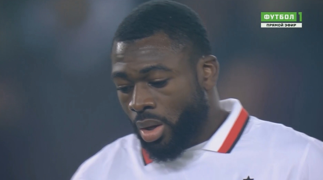  米蘭半場(chǎng)換人，萊奧被換下！福法納登場(chǎng)