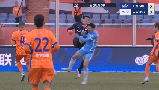 新賽季首張直紅！王大雷出擊踢倒劉鑫瑜，VAR介入后改判直紅