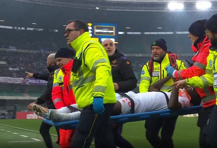  小基恩頭部被撞傷眉骨出血，重返賽場后暈倒被救護(hù)車送往醫(yī)院