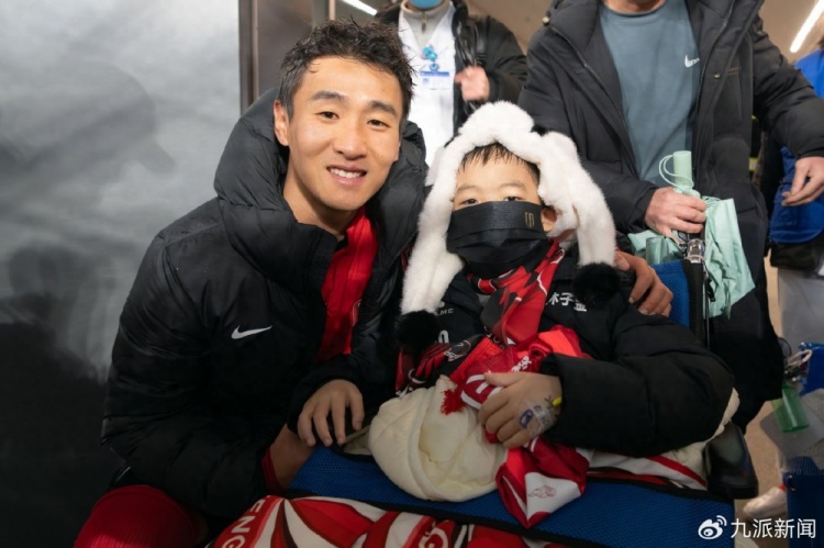  感動(dòng)！患重癥蓉城小球迷林子金獲贈(zèng)韋世豪簽名球 父母拒外界捐款