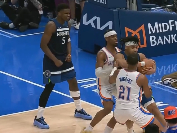  壓抑了一整場(chǎng)！愛德華茲躍起血帽了亞歷山大幾乎必進(jìn)的空籃！