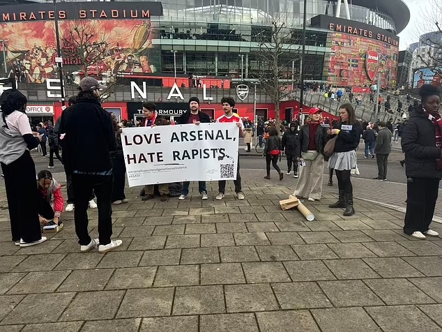  人性>足球，阿森納球迷在西漢姆賽前組織了抗議強奸犯活動