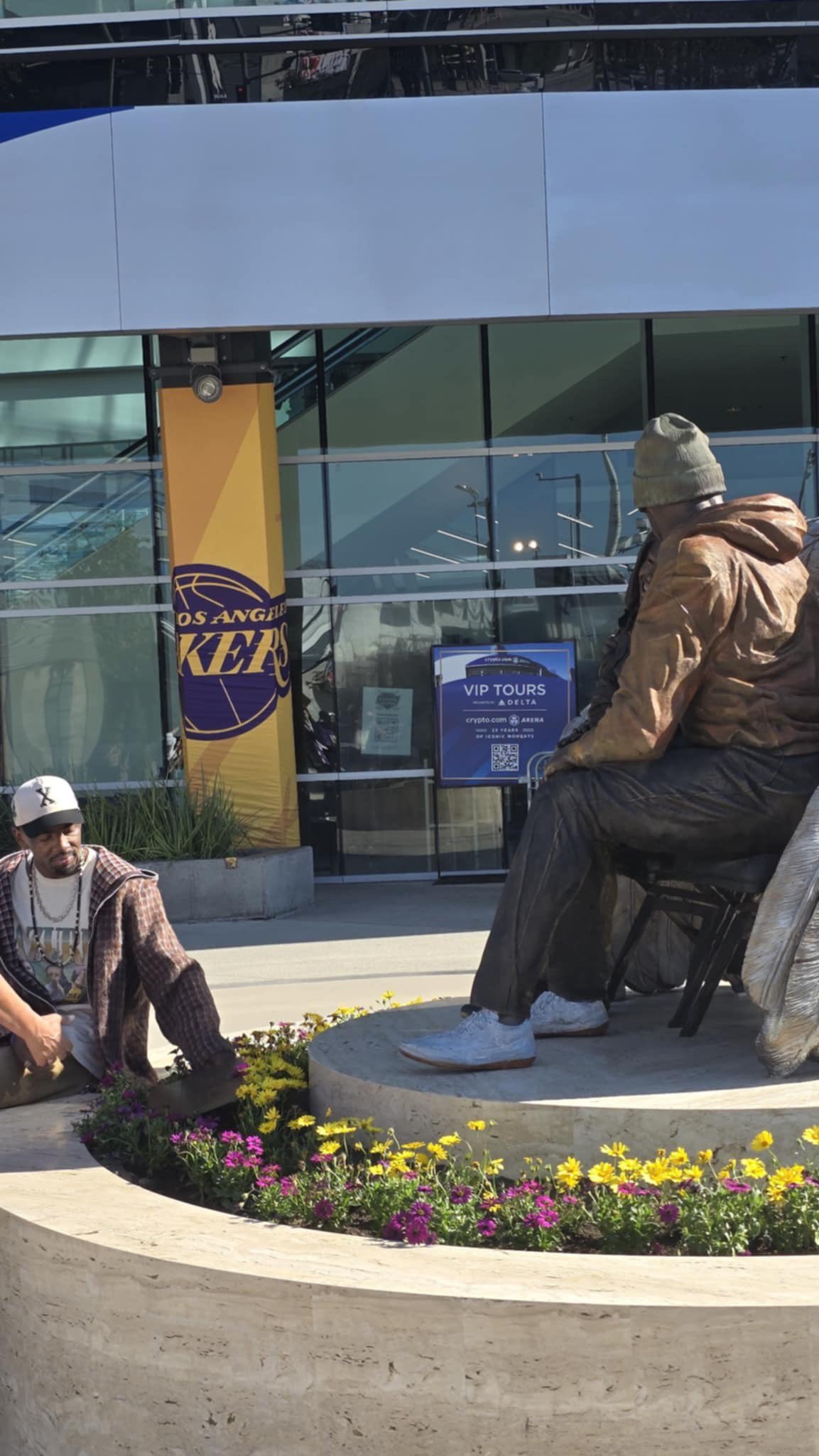  觀看科比Gigi雕像！歐文：這對(duì)我意味著一切 我內(nèi)心在治愈中前進(jìn)