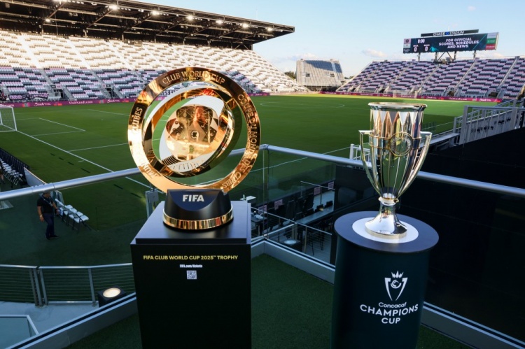  熠熠生輝！國(guó)際足聯(lián)官方曬照：世俱杯獎(jiǎng)杯亮相邁阿密大通球場(chǎng)