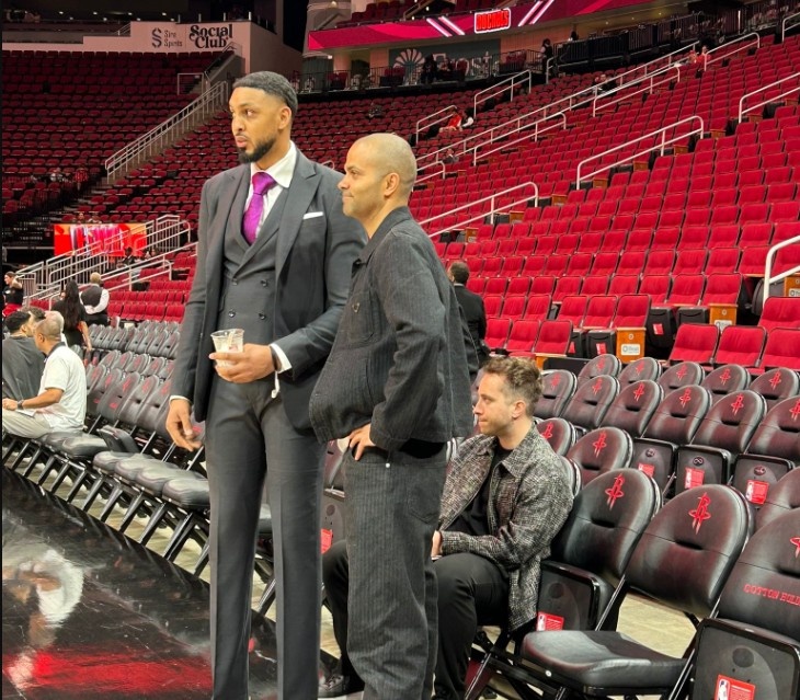  為球隊(duì)打氣！馬刺名宿帕克今天來到了豐田中心觀戰(zhàn)馬刺VS火箭