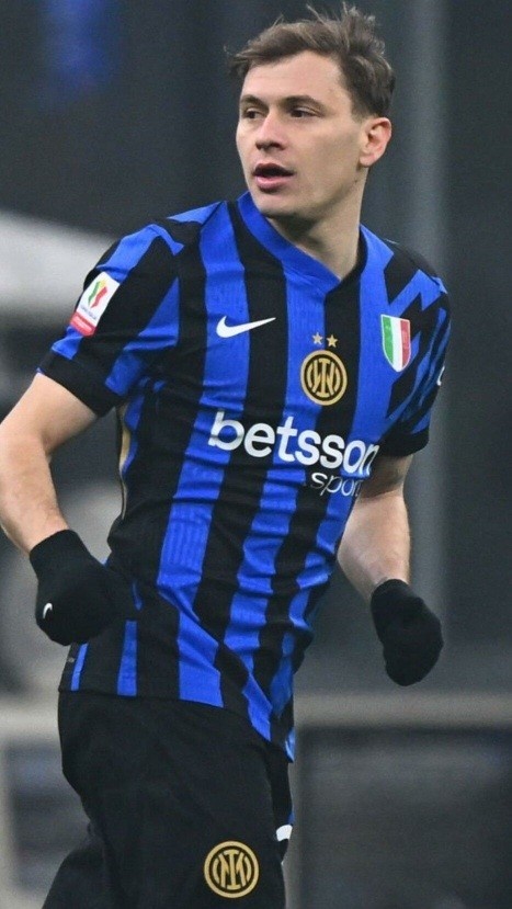  在周中意大利杯比賽，國米球員巴雷拉球衣胸前的隊(duì)徽印反了