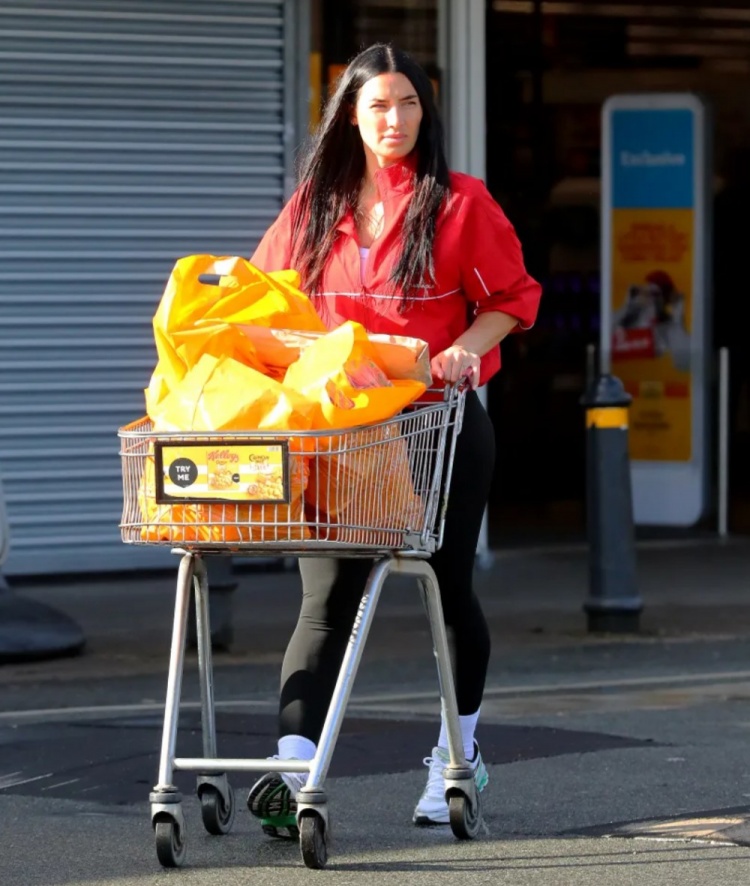  太陽報(bào)：沃克妻子被拍到在當(dāng)?shù)爻匈徫?，她未佩戴婚? class=